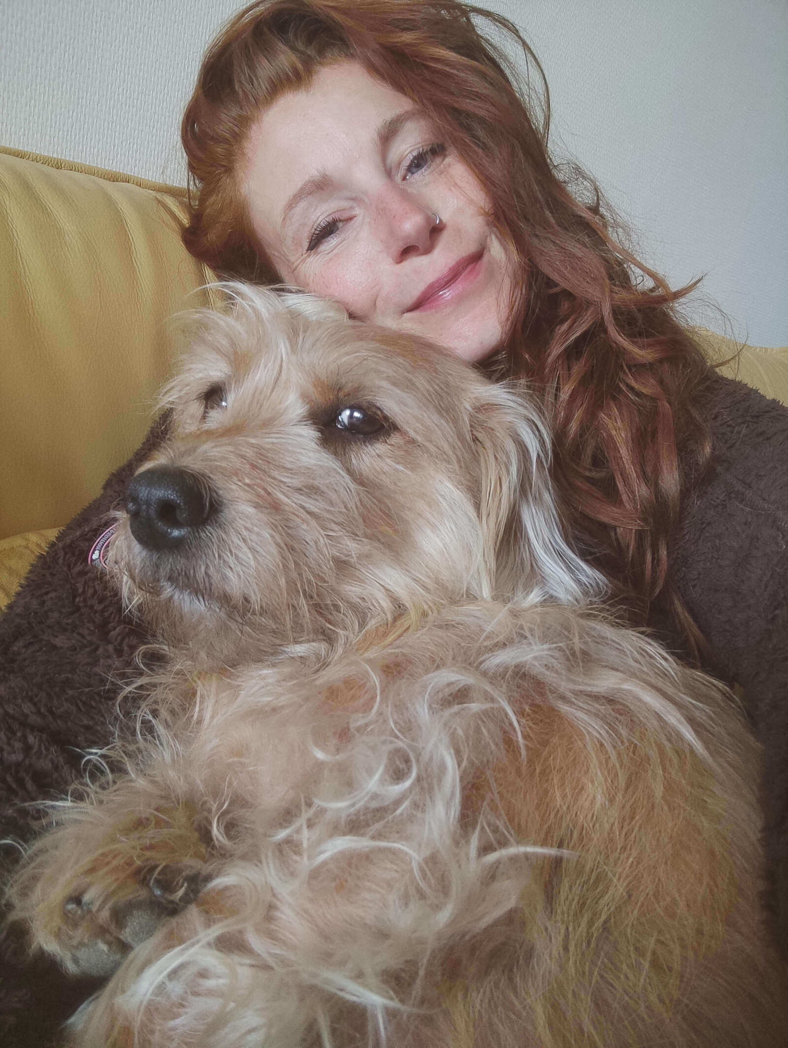 photo de Aurélie adulte avec son chien Theo