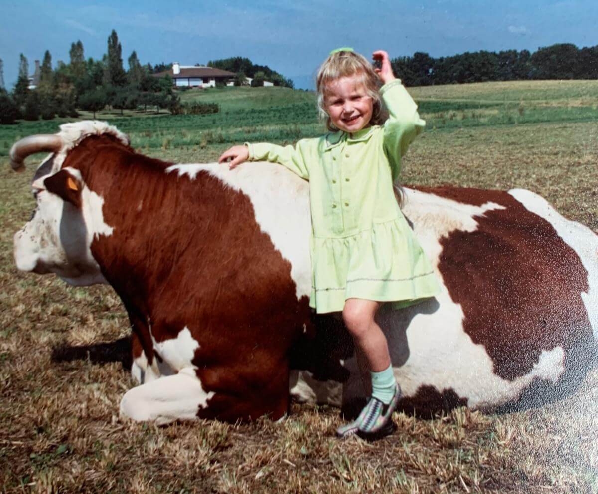 photo de Aurélie petite fille avec sa vache Muguet