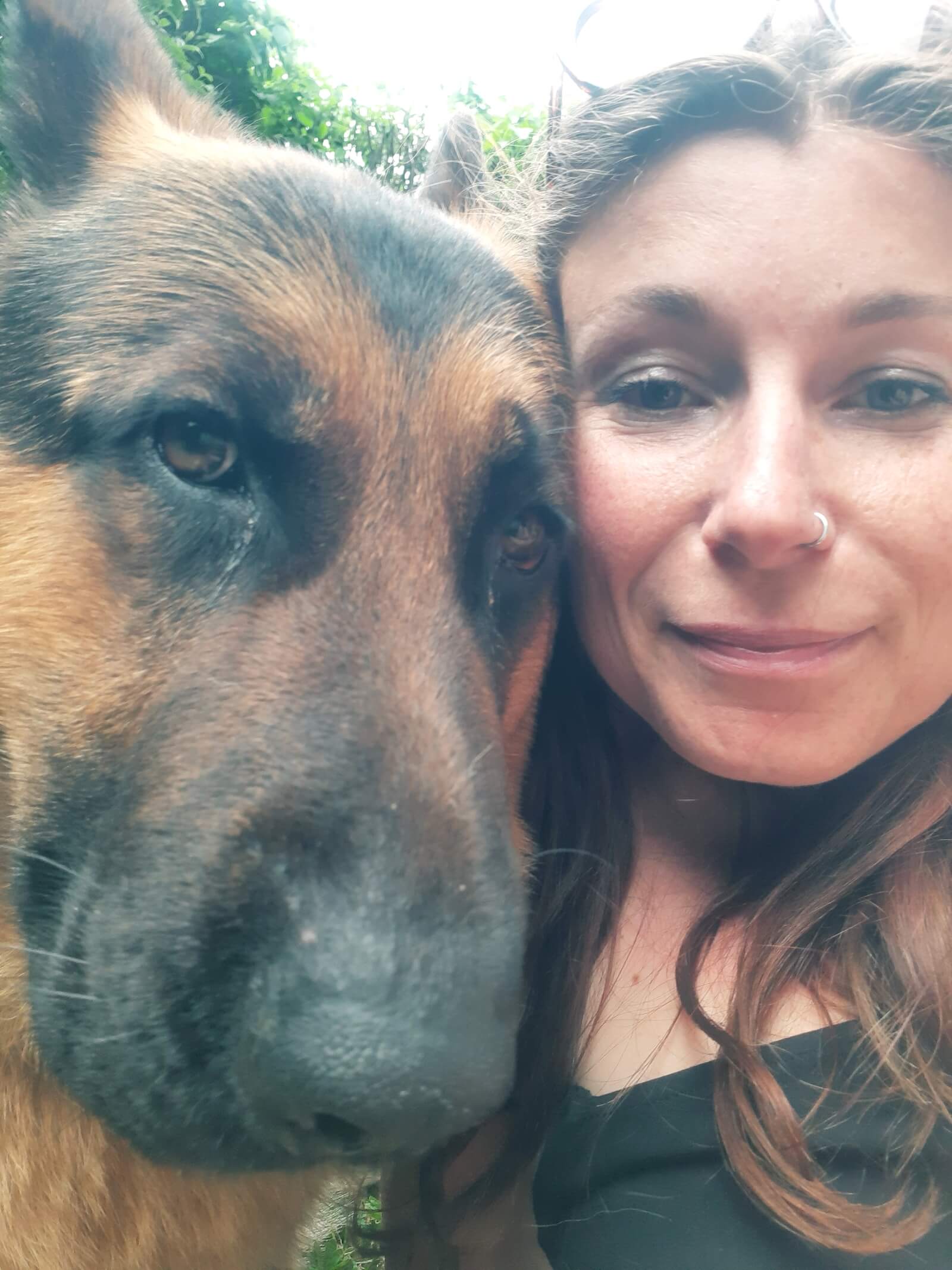 photo de Aurélie adulte avec une tête de berger allemand